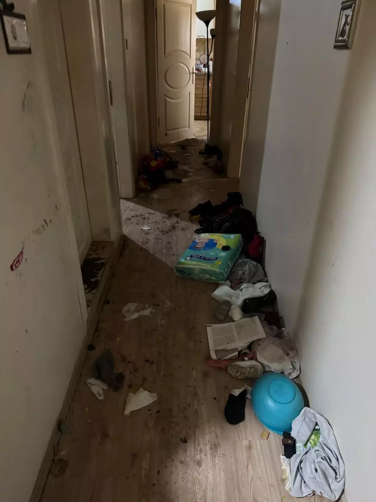 8 aydır kirasını ödemedikleri daireyi 'çöp eve' çevirdiler