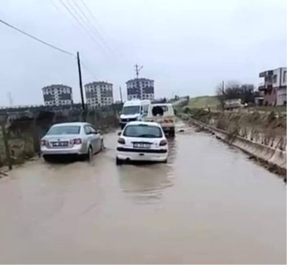 Adıyaman'da yol göle döndü