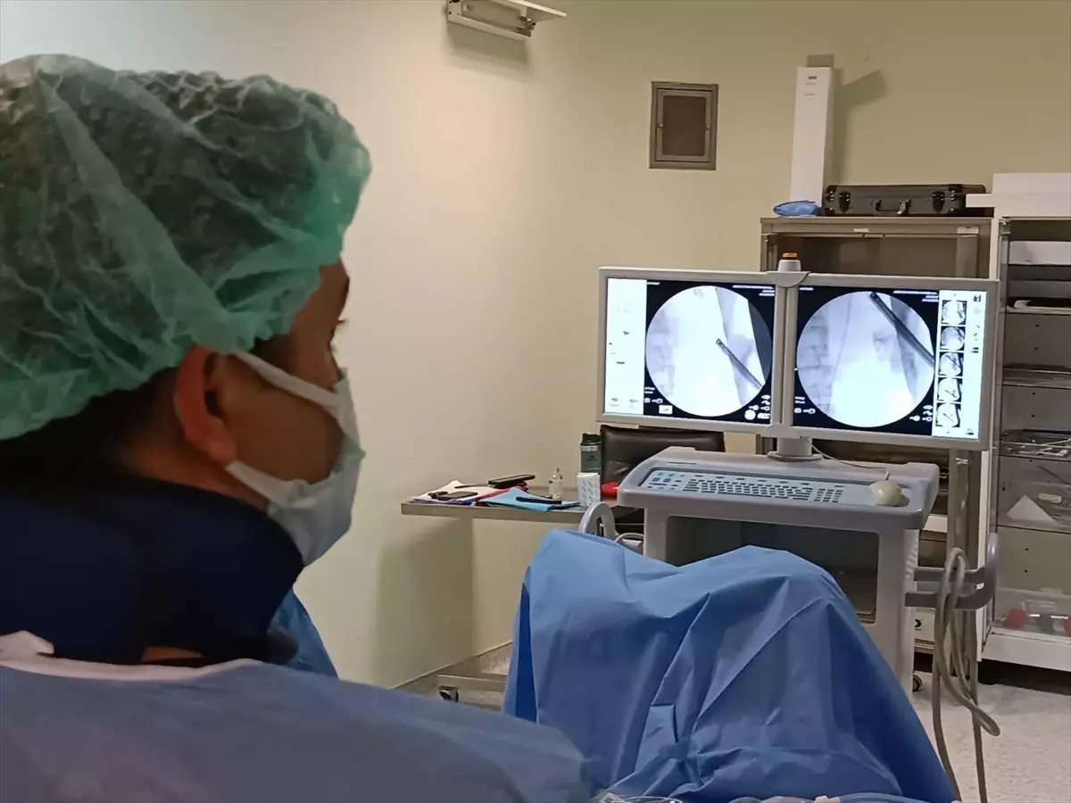 Ağrı'da hastanın böbreğindeki taşlar 295 parça halinde başarıyla çıkarıldı