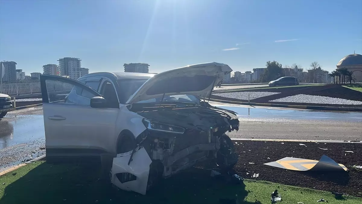Alanya'da iki otomobilin çarpıştığı kazada 3 kişi yaralandı