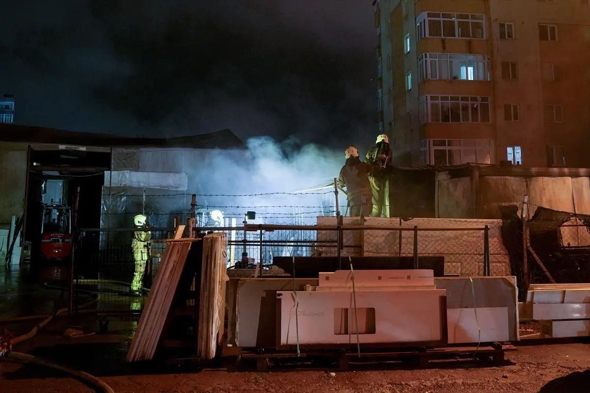 Ataşehir'de iş yerinde çıkan yangın söndürüldü