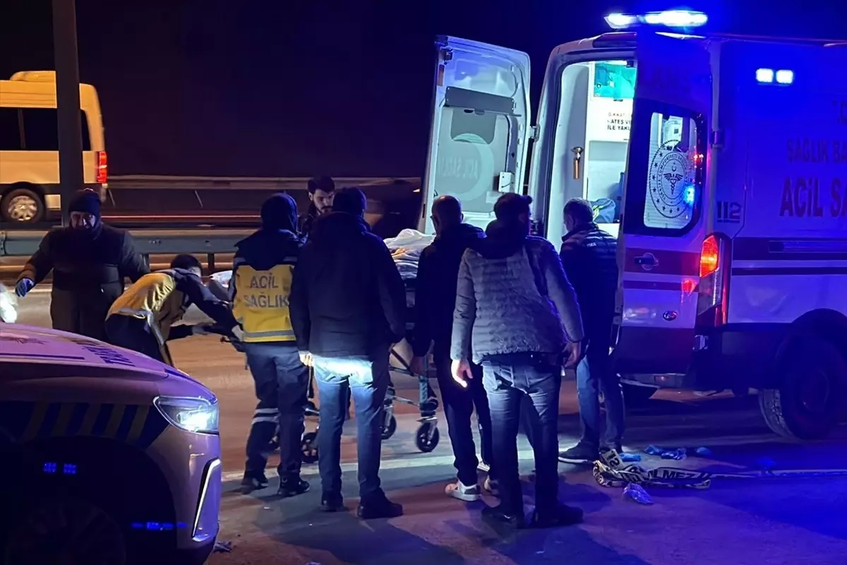 Başakşehir'de iki araca çarpan motosikletin sürücüsü öldü