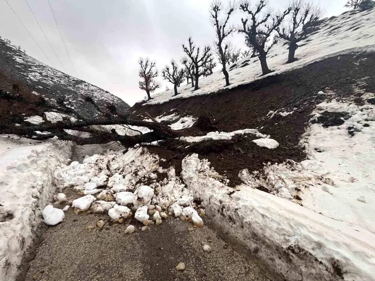 Batman'da heyelan paniği: Köy minibüsü yolda mahsur kaldı