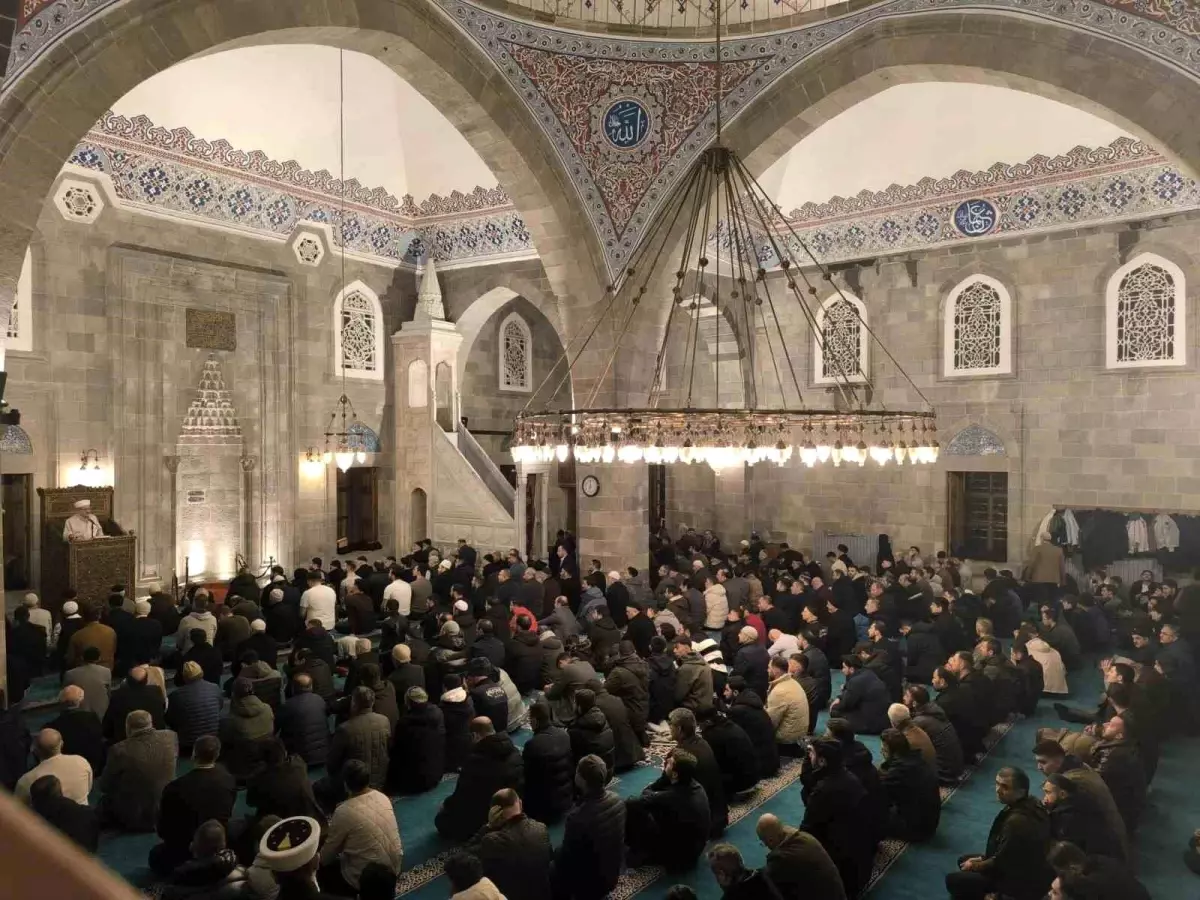 Beraat Kandili'nde camiler doldu taştı