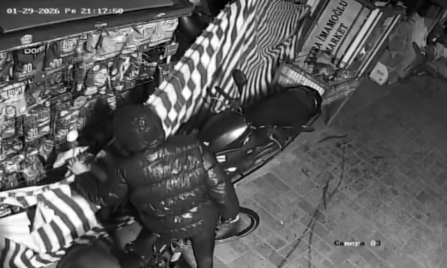 bisikletli 3 cocuk otomobillerin lastigini kesip 19533913 4802 m