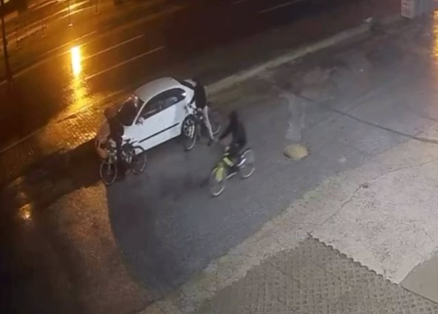 bisikletli 3 cocuk otomobillerin lastigini kesip 19533913 5617 m