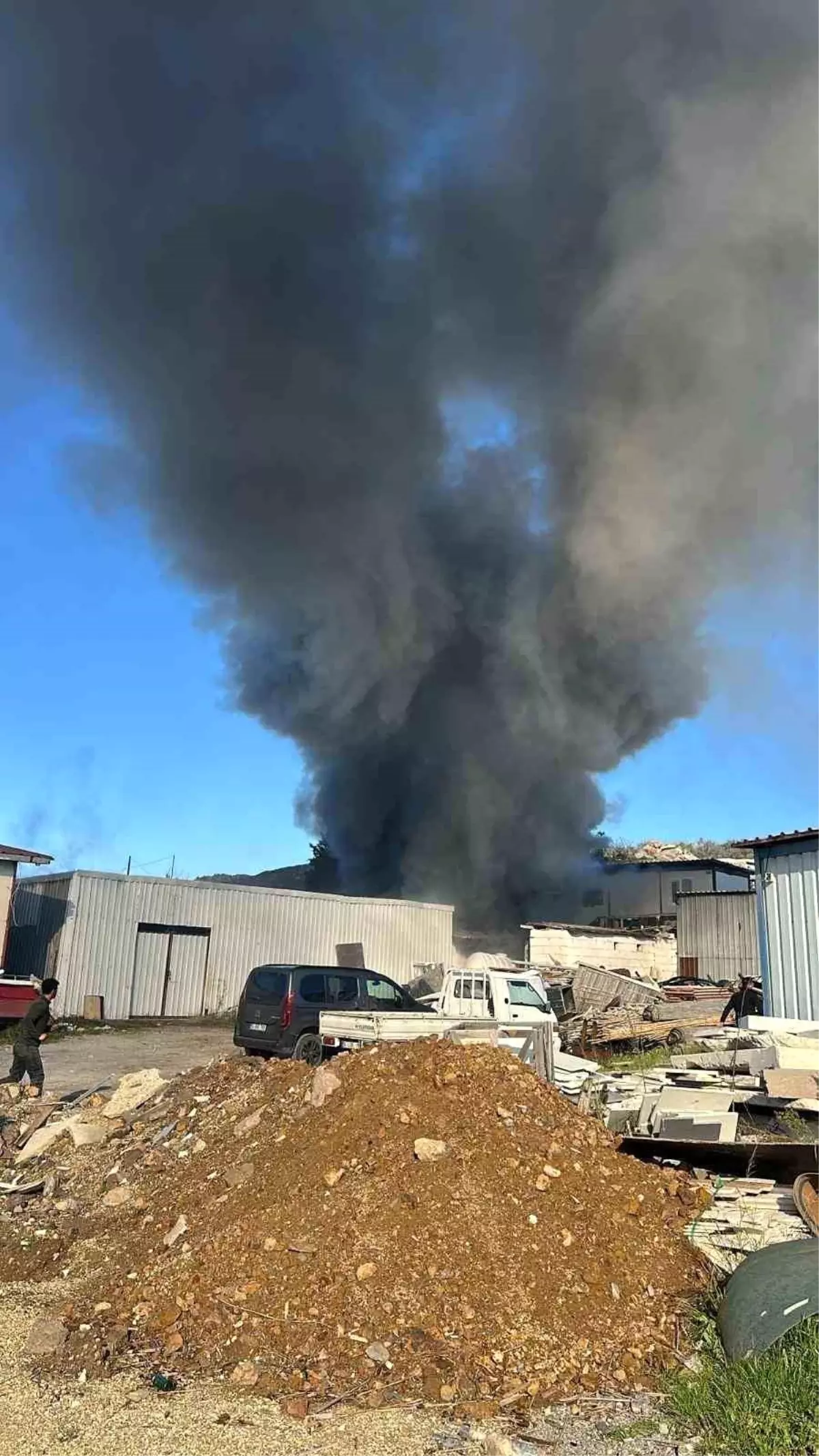 Bodrum'da işçilerin kaldığı konteyner alevlere teslim oldu