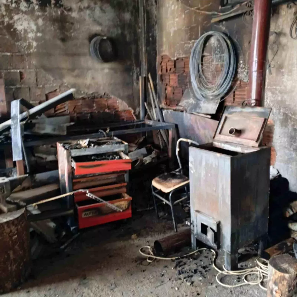 Bolu'da demir doğrama dükkanında yangın çıktı