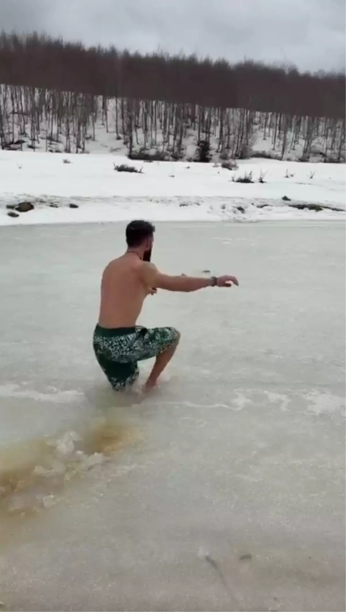 Buzu kırıp göle girdi