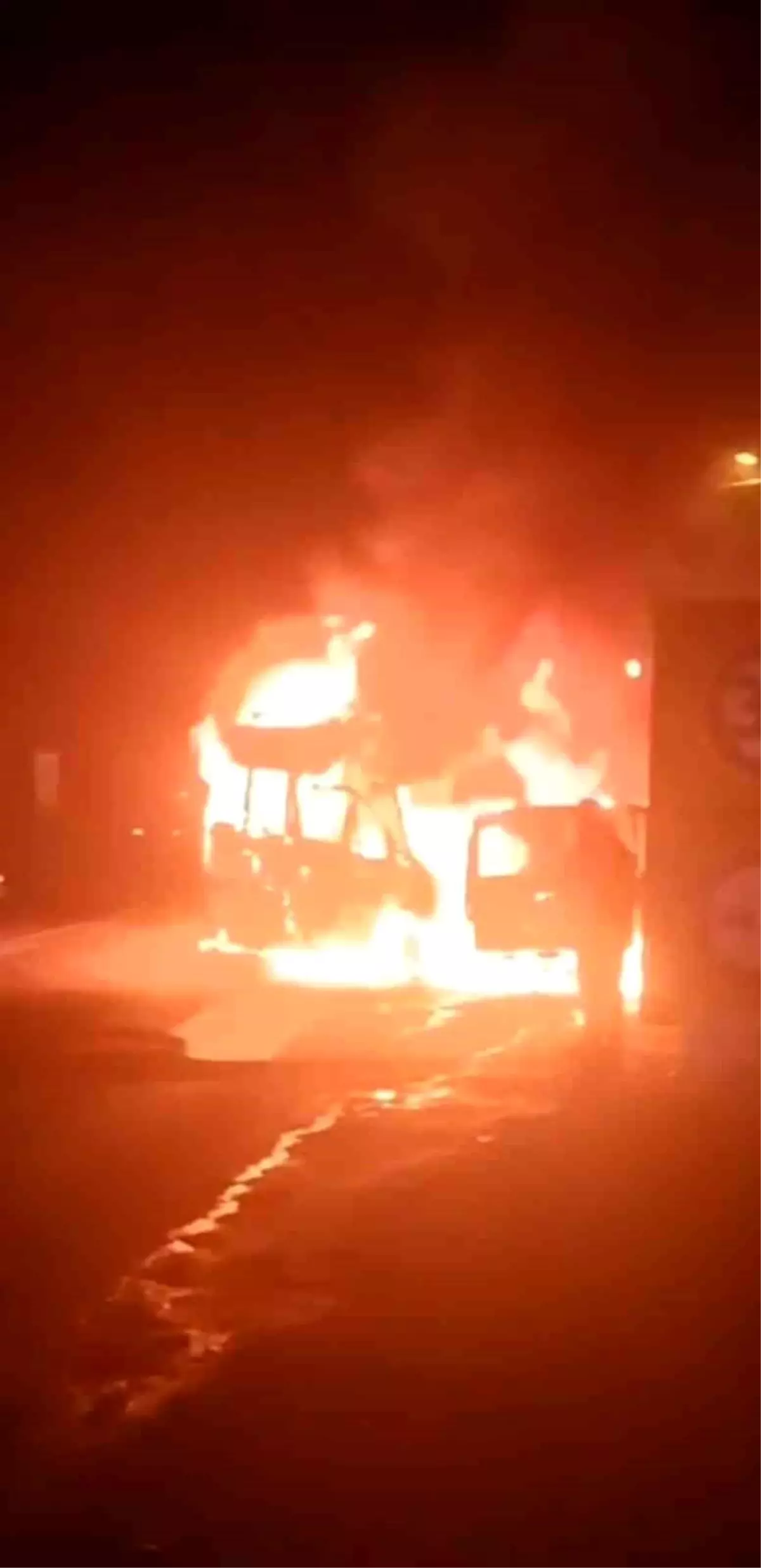 Çarpışan 2 araç alev topuna döndü: 2 yaralı