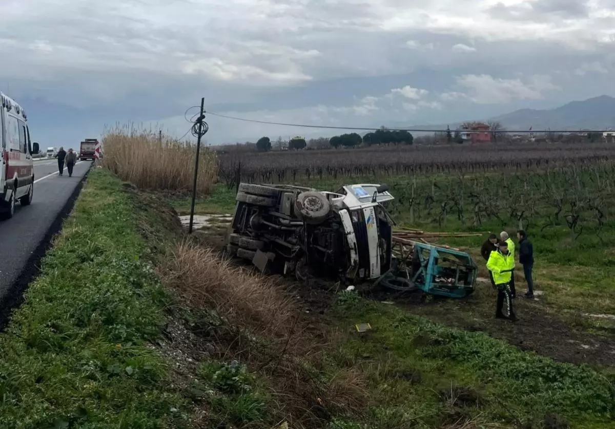 Çekiciden savrulan kamyon şarampole uçtu