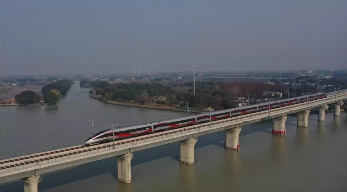 Çin'de demir yolu köprüsü çöktü: 5 ölü