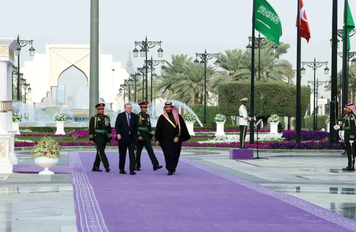 Cumhurbaşkanı Erdoğan, Suudi Arabistan'da resmi törenle karşılandı