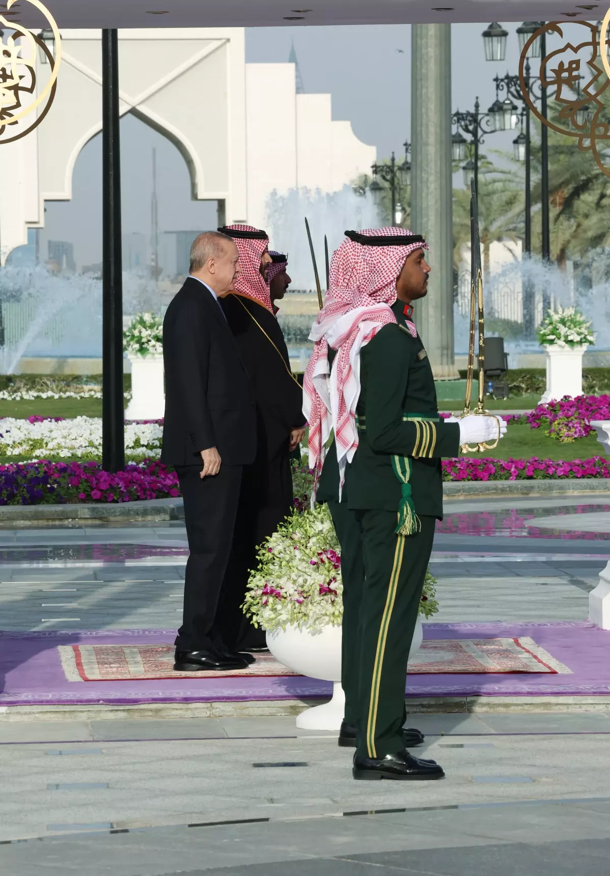 Cumhurbaşkanı Erdoğan, Suudi Arabistan'da resmi törenle karşılandı