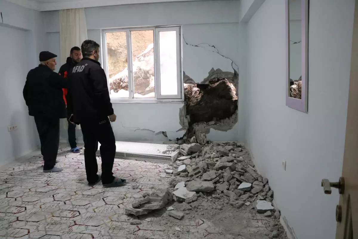 Hakkari'de evin duvarına kaya parçası düştü