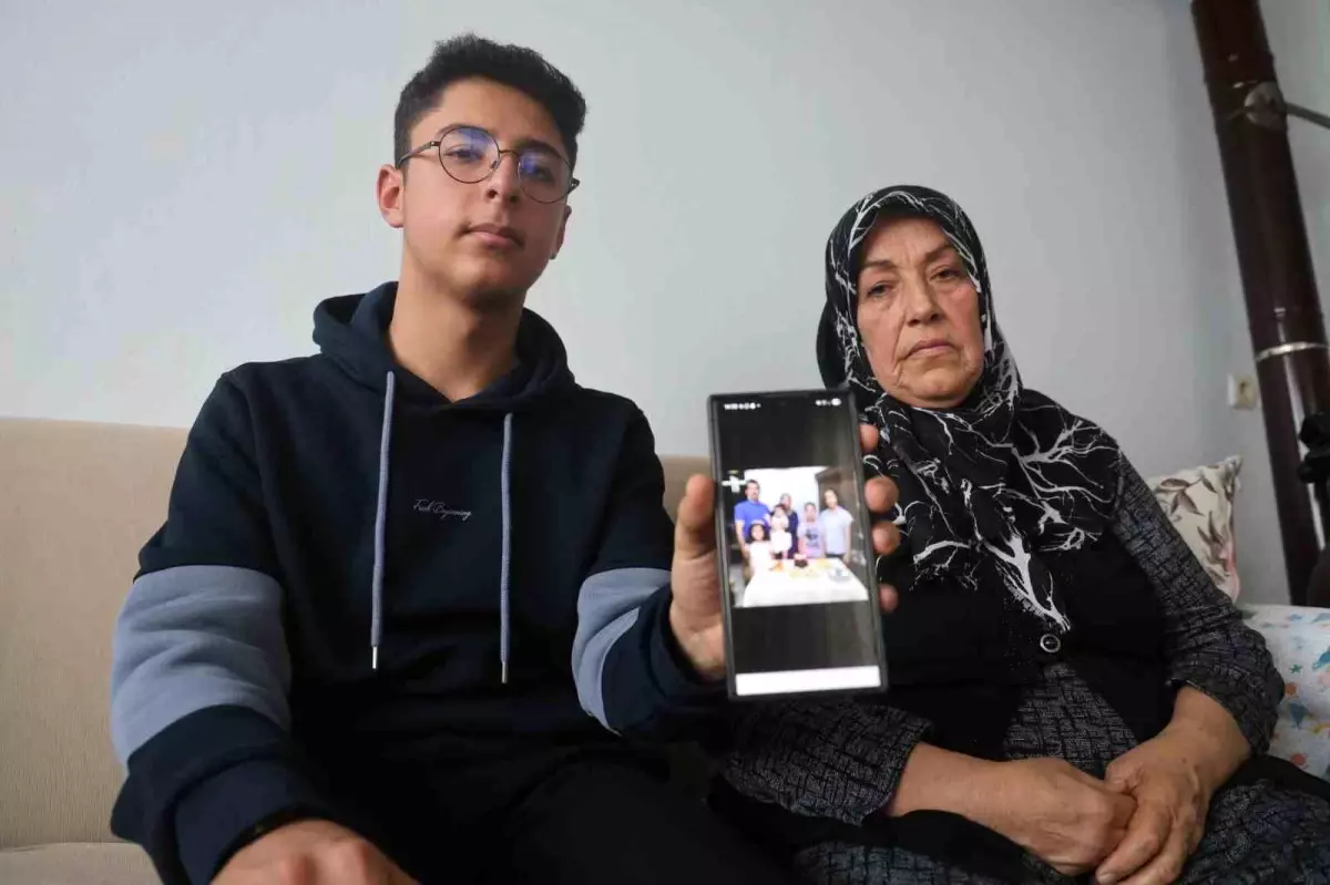 Depremde 3 kardeşini, annesini ve babasını kaybeden Furkan aile fotoğrafından geriye tek kaldı