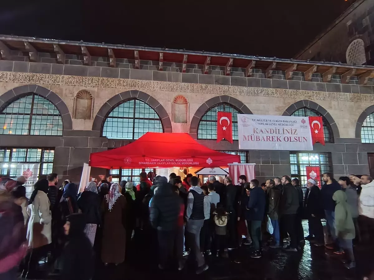 Diyarbakır ve çevre illerde kandil dolayısıyla salep ikramında bulunuldu
