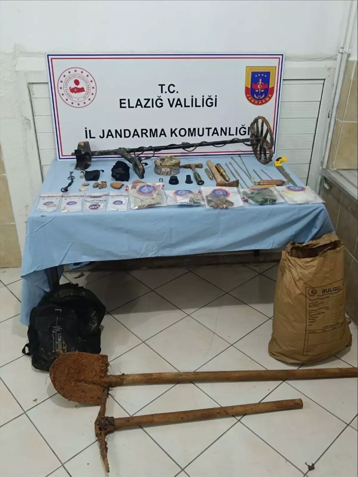 Elazığ'da kaçak kazı yapan 3 şüpheli suçüstü yakalandı