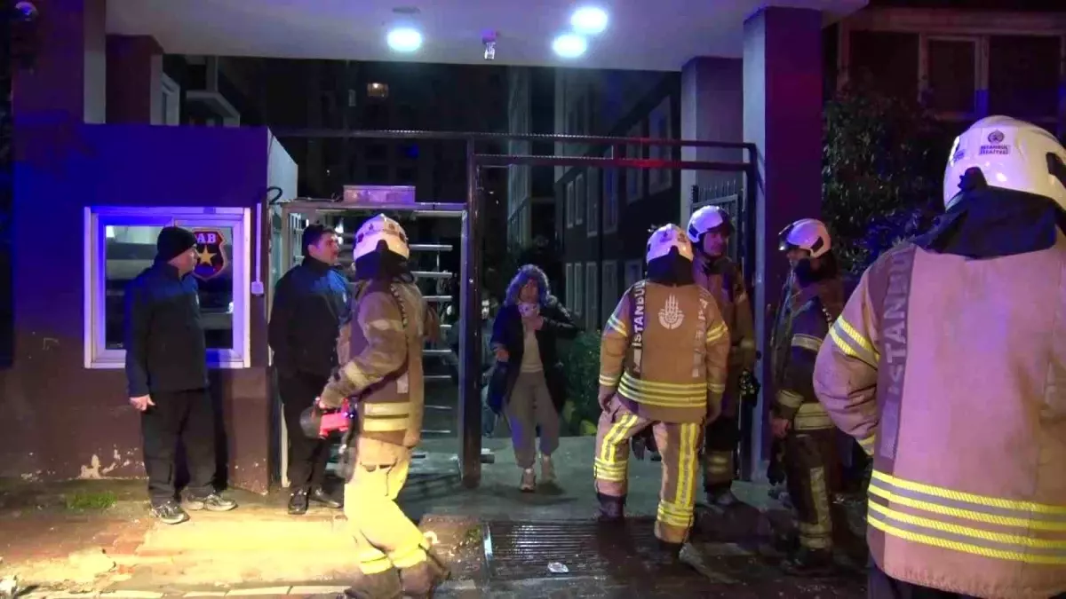 Esenyurt'ta apartmanda çıkan yangında 4 kişi dumandan etkilendi