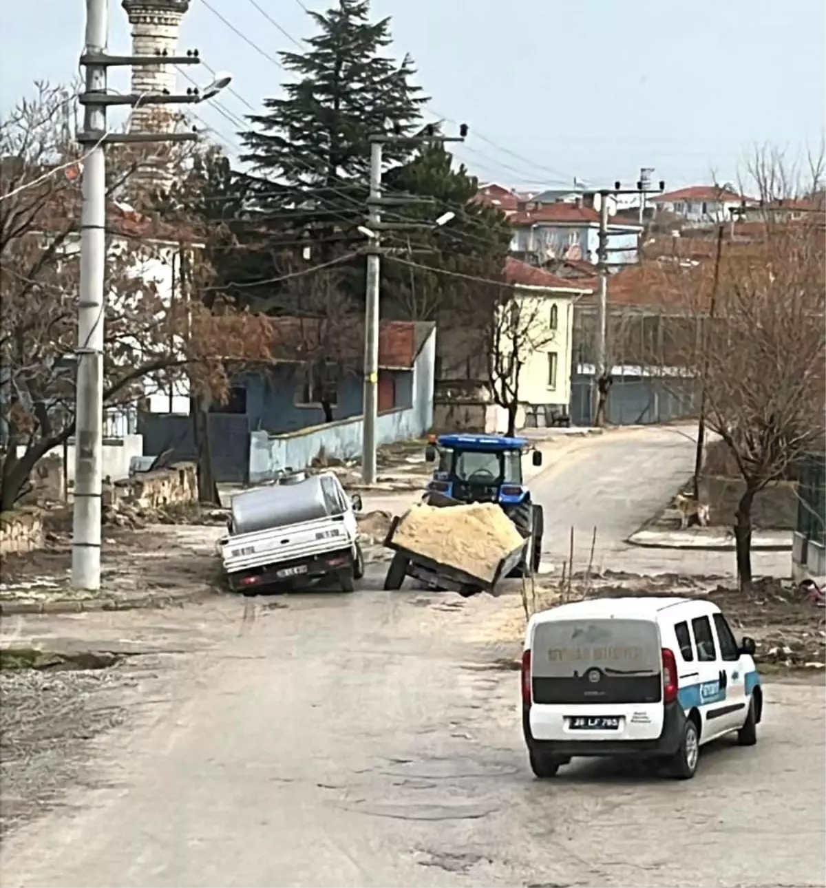 Eskişehir'de yol çöktü: 2 araça battı