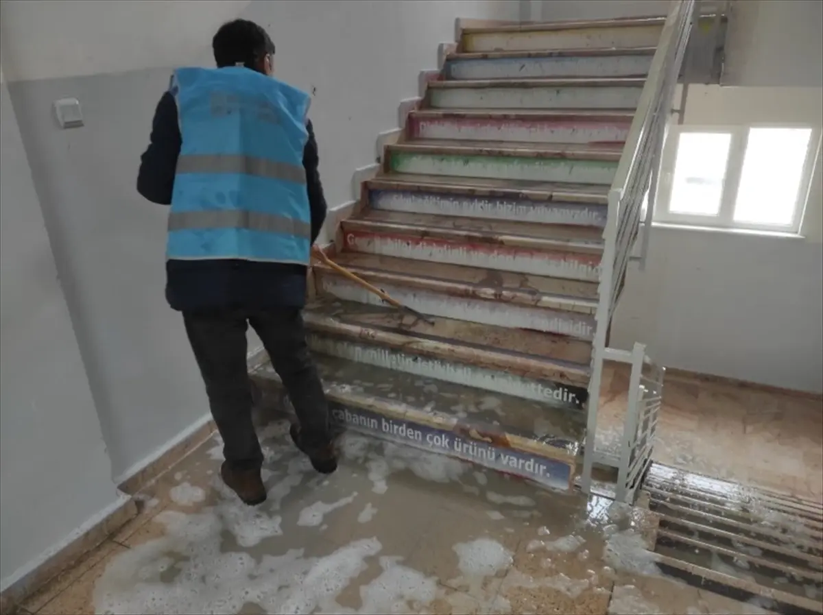 Eskişehir'de yükümlüler yarıyıl tatilinde okullarda temizlik çalışması yaptı