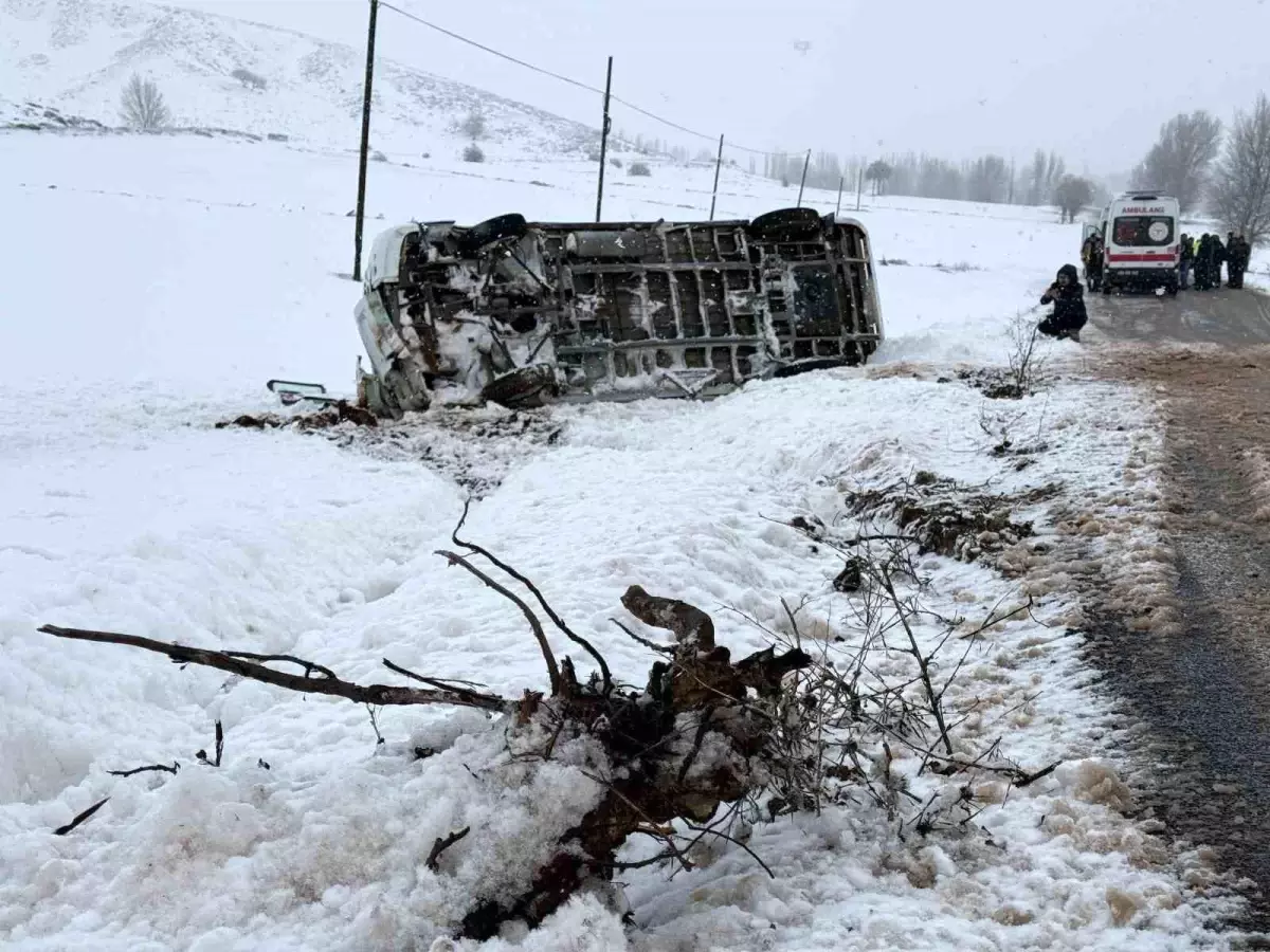 (Güncellendi) Öğrenci servisi devrildi: 14 yaralı