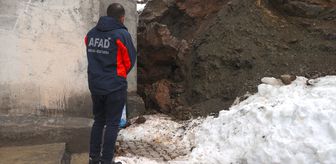 Hakkari'de yamaçtan kopan kaya parçası evin duvarını deldi