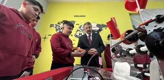 Hakkari Valisi Çelik, Yüksekova'da öğrencilerin projelerini inceledi