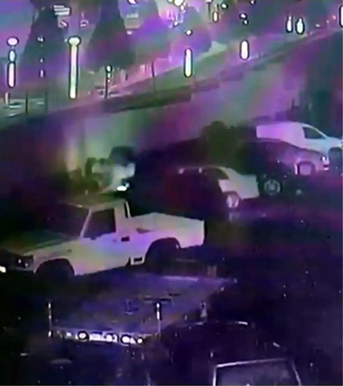 Isınmak için yaktığı ateş 5 aracı küle çevirdi