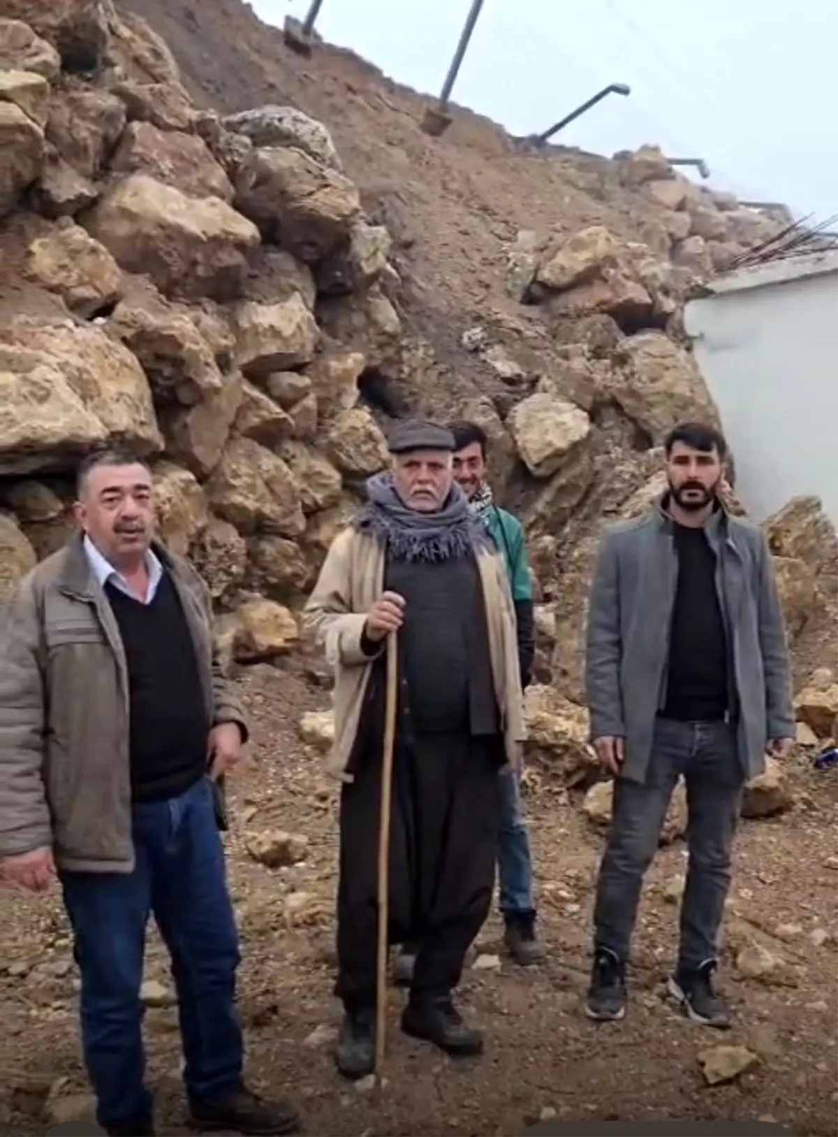 İstinat duvarı taziye evinin üstüne yıkıldı