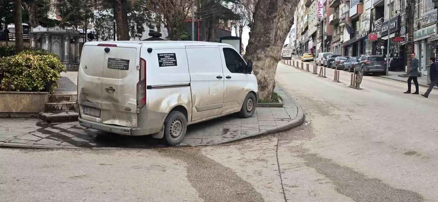 Kaldırıma park araç sürüsüne tepki geldi