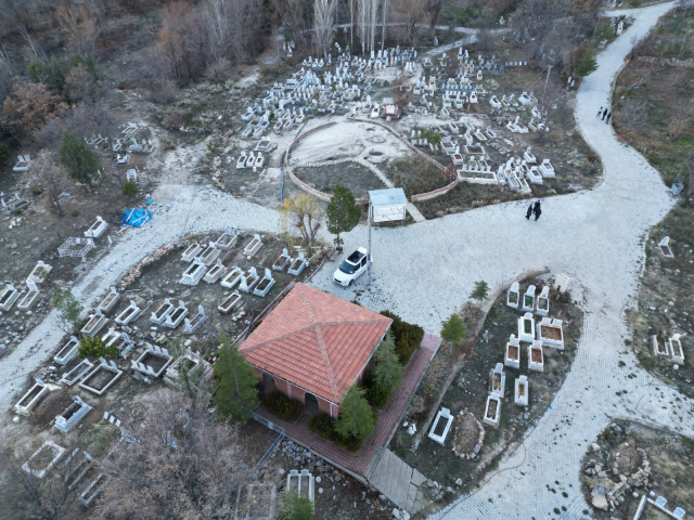 karaman da mezarlikta cikan yagli camurun sifa 19534620 1598 m