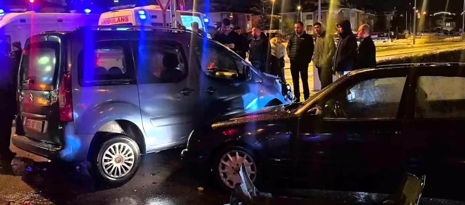 Kırmızı ışık ihlali kazaya neden oldu: 2 yaralı