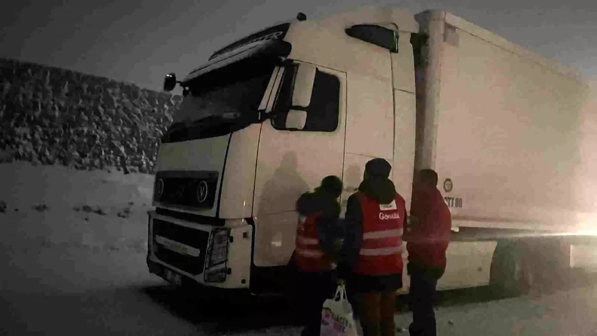 Kızılay'dan mahsur kalan sürücülere kumanya desteği