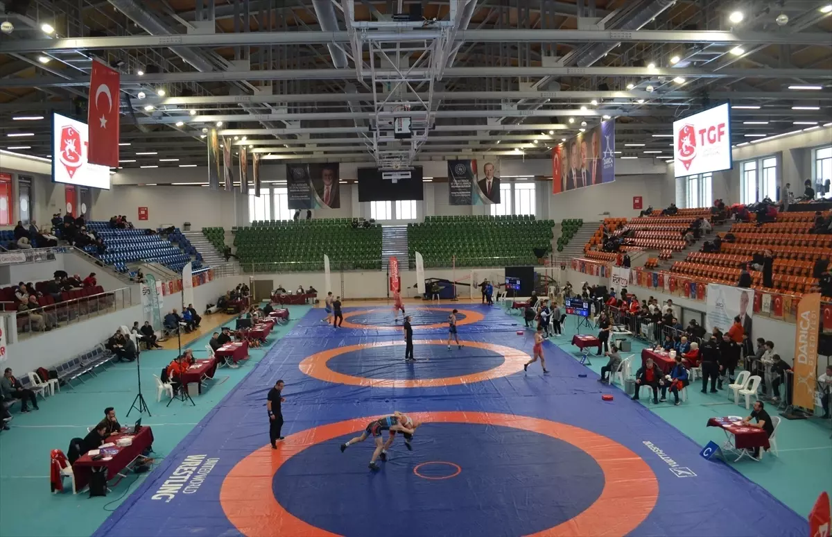 Kocaeli'de 17 Yaş Altı Türkiye Güreş Şampiyonası başladı