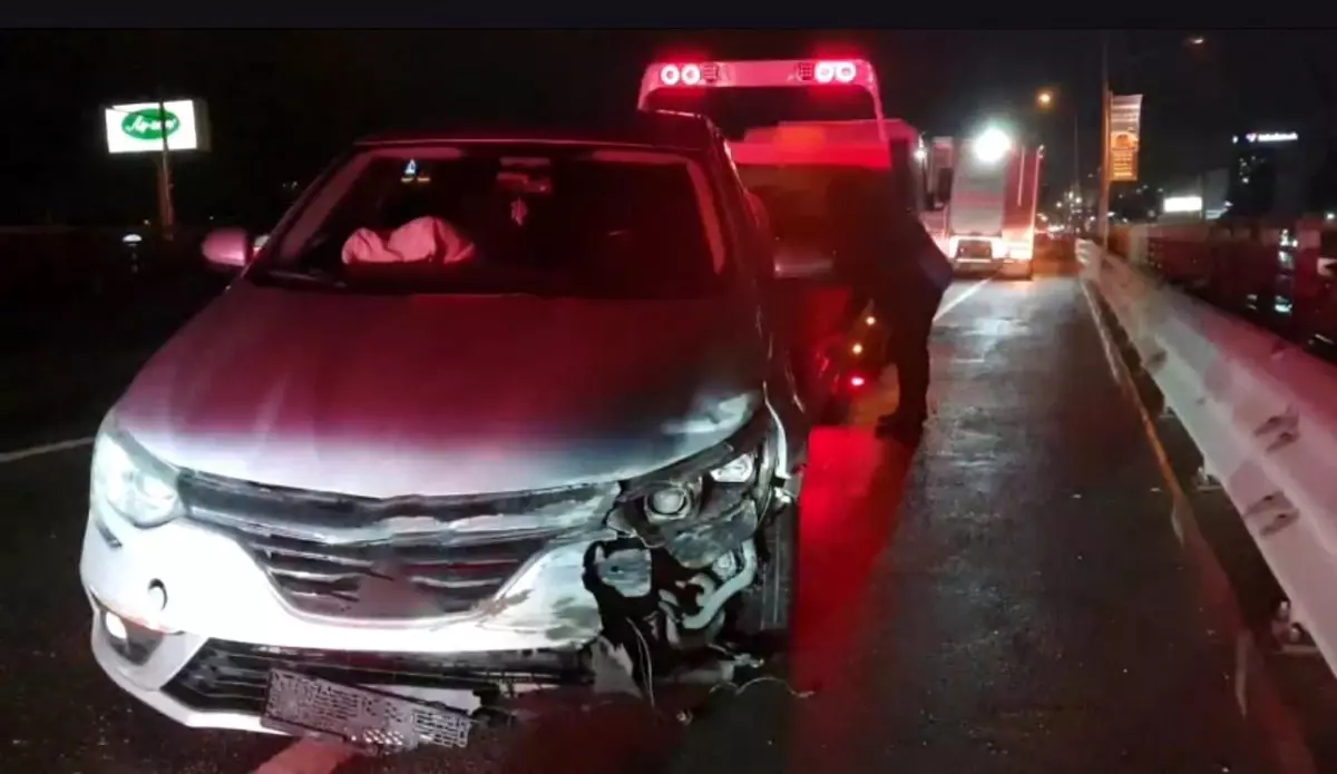 Kocaeli'de bariyerlere çarpan otomobilin sürücüsü yaralandı