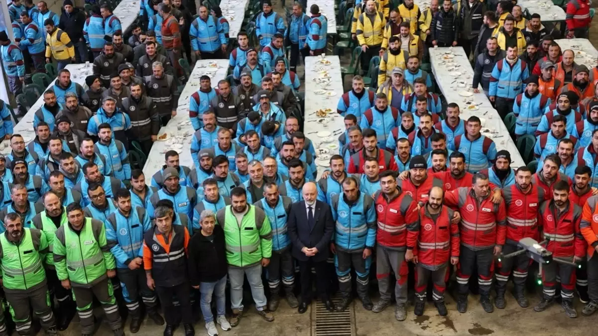 Kocasinan Belediye Başkanı Çolakbayrakdar işçiler tarafından meşalelerle karşılandı