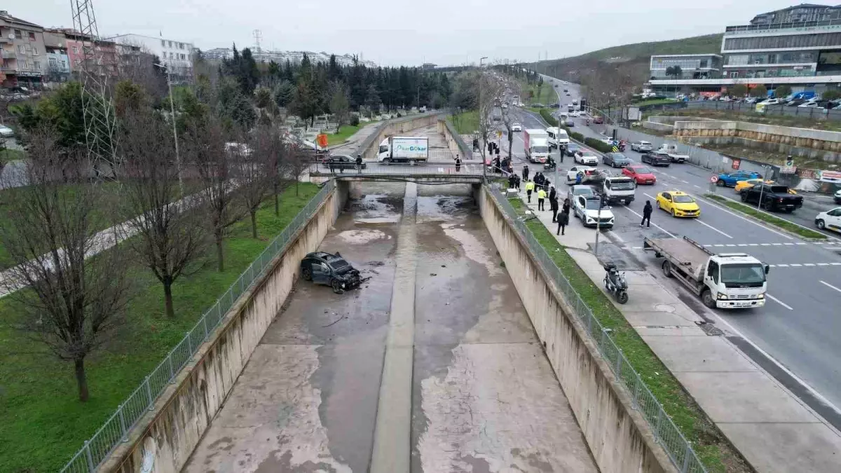 Küçükçekmece'de kazaya karışan araç, dereye uçtu