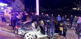 Malatya'da direğe çarpan otomobilin sürücüsü yaralandı