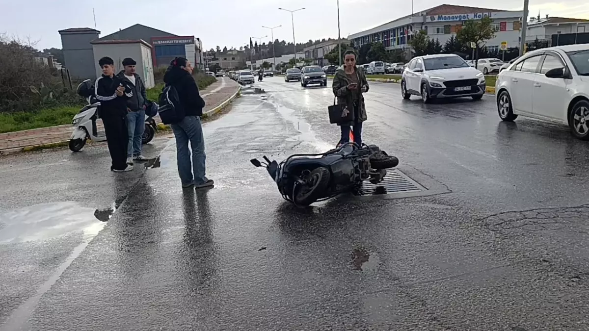 Manavgat'ta otomobille çarpışan motosikletli yaralandı