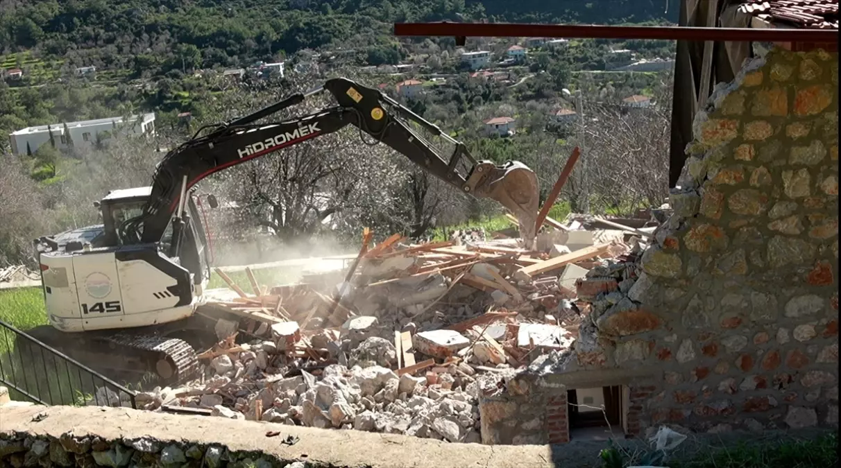 Marmaris'te imara aykırı yapıların yıkımı sürüyor