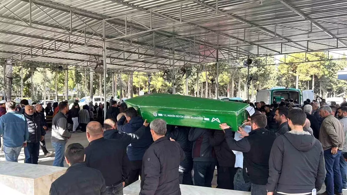 Mersin'deki kazadan acı hikaye: İkizleri ölüm ayırdı, 3 cenaze yan yana defnedildi