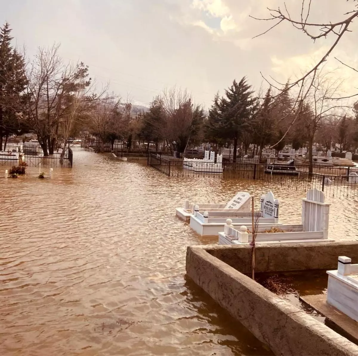 Mezarlık sular altında kaldı