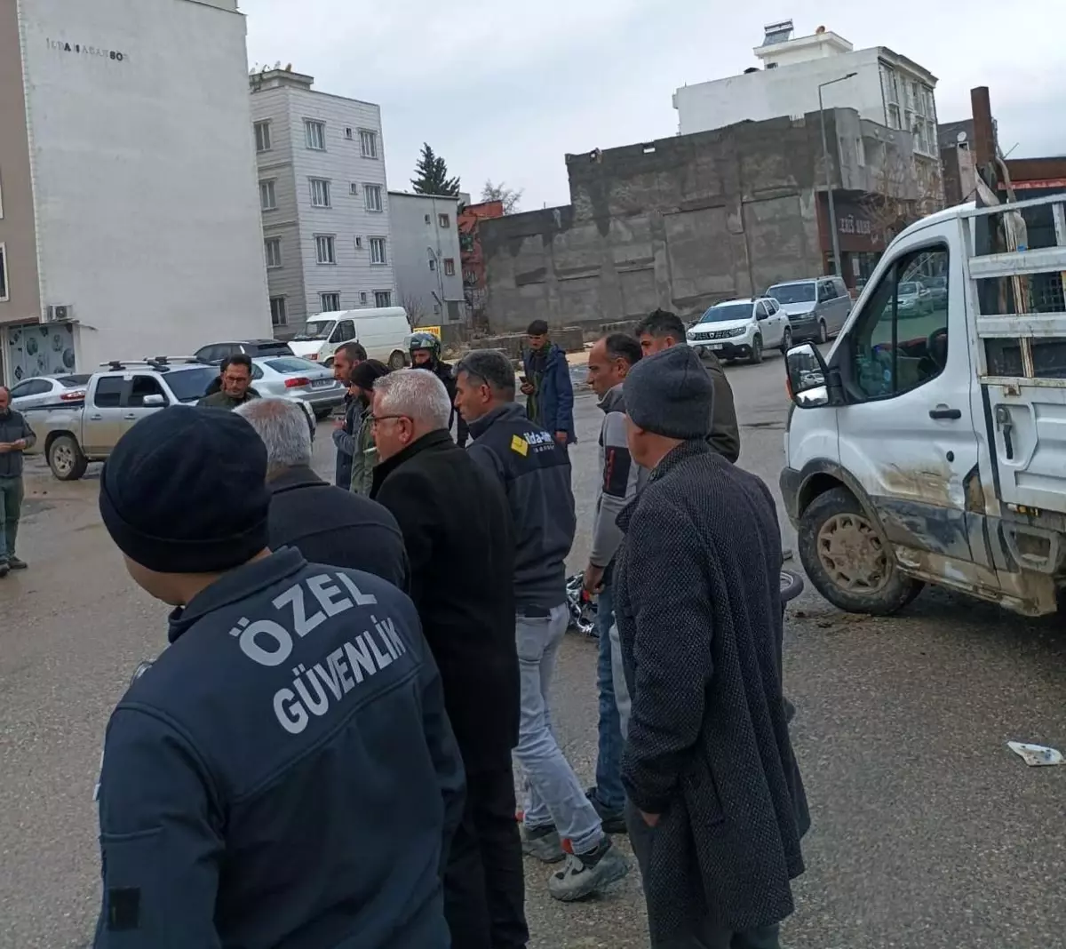 Motosikletle kamyonet çarpıştı: 2 yaralı