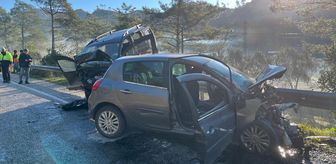 Muğla'da hafif ticari araç ile otomobilin çarpıştığı kazada 4 kişi yaralandı