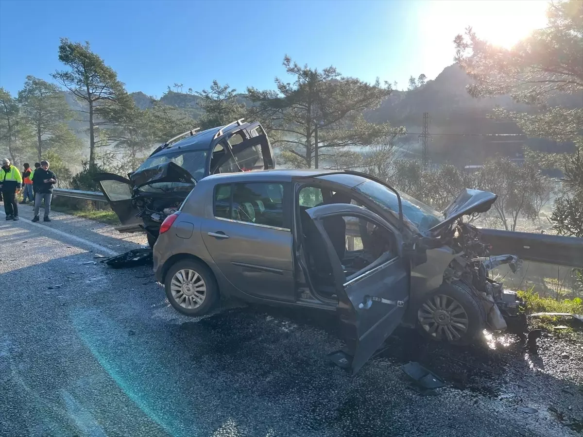 Muğla'da hafif ticari araç ile otomobilin çarpıştığı kazada 4 kişi yaralandı