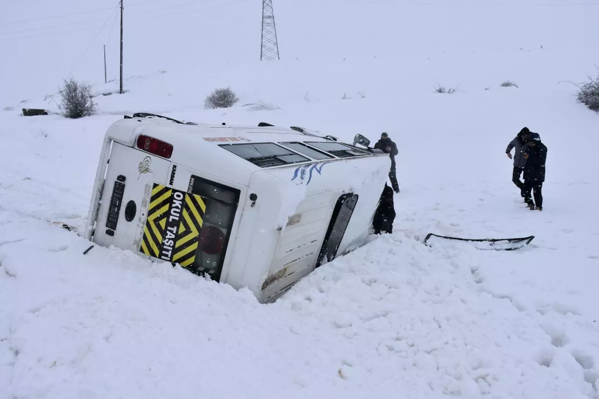 Öğrenci servis minibüsü devrildi: 14 yaralı