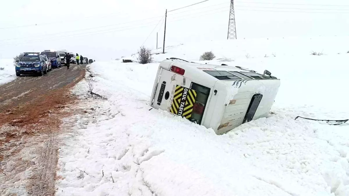 Öğrenci servisi devrildi: 10 yaralı