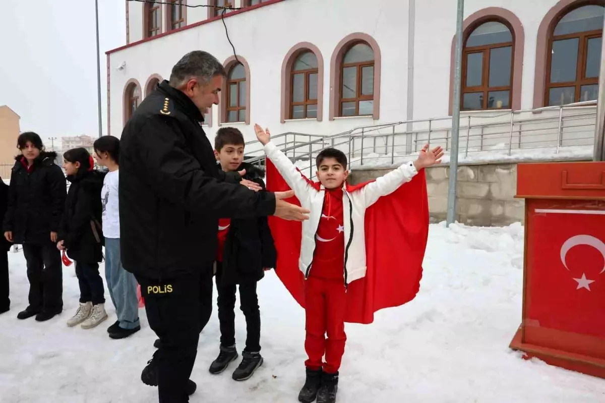 Okullarda bayrak coşkusu