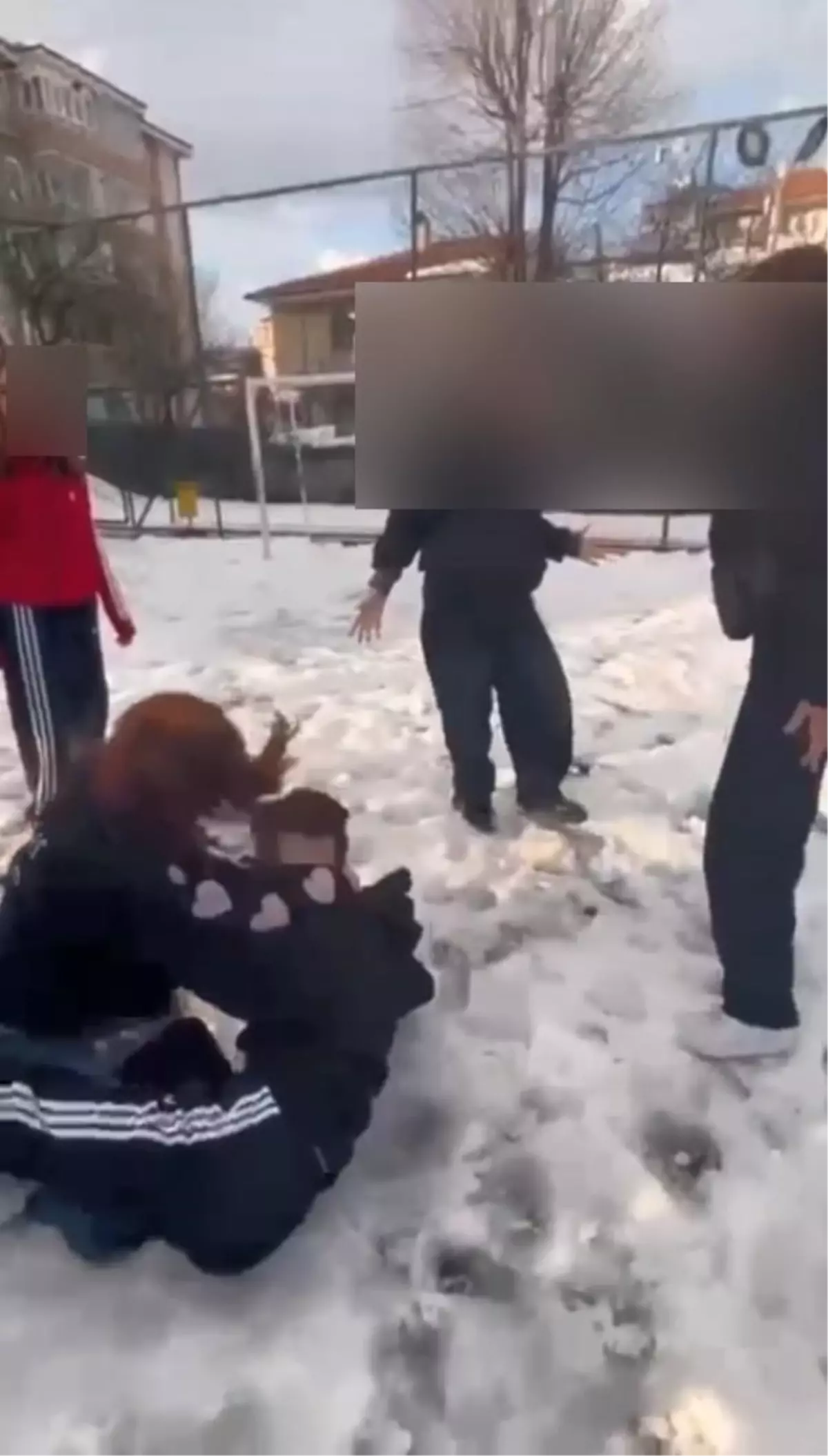 Ortaokul öğrencileri çocuk parkında darbedildi